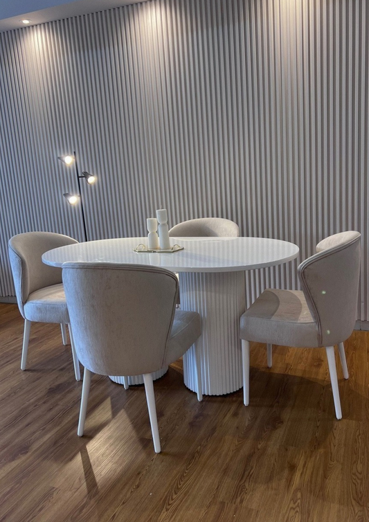 Mesa Benito blanca x Sillas Pétalo sin costura