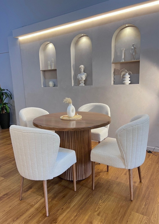 Mesa Rafael x Sillas Pétalo con costuras